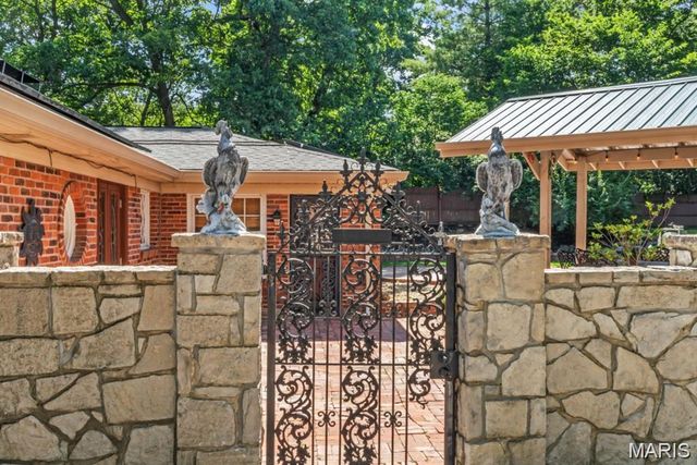 8 Balcon Estate, Creve Coeur, MO 63141