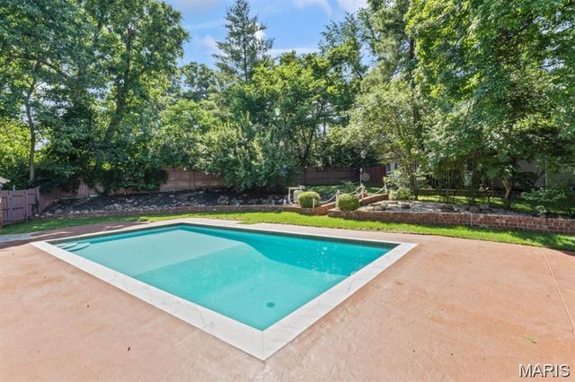 8 Balcon Estate, Creve Coeur, MO 63141