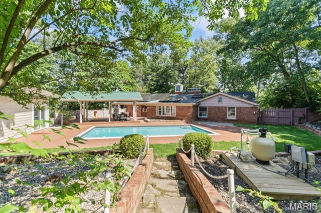 8 Balcon Estate, Creve Coeur, MO 63141