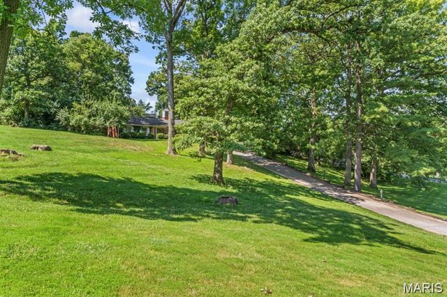 8 Balcon Estate, Creve Coeur, MO 63141