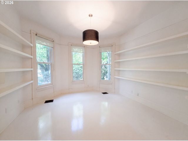 1710 Nw HOYT St, Portland, OR 97209