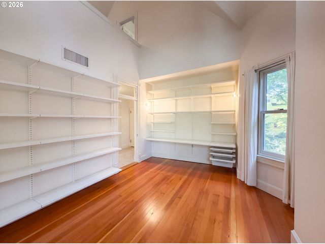 1710 Nw HOYT St, Portland, OR 97209