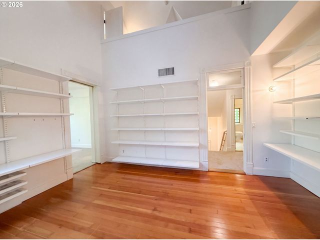 1710 Nw HOYT St, Portland, OR 97209