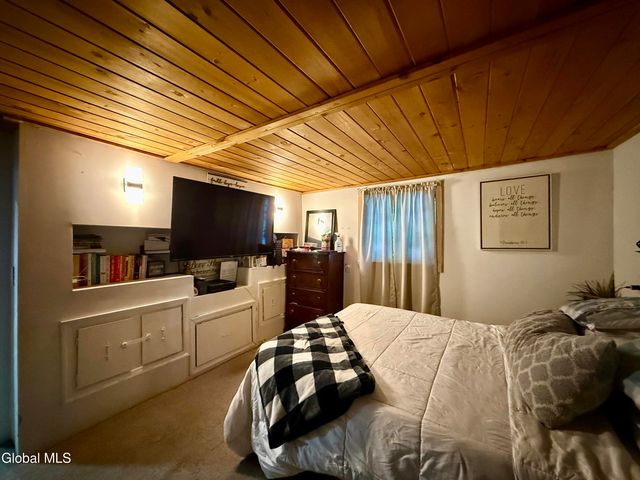 32 Twin Channels Road, Queensbury, NY 12804