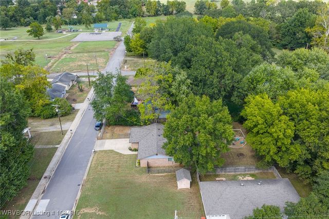 604 N Division Street, Lavaca, AR 72941