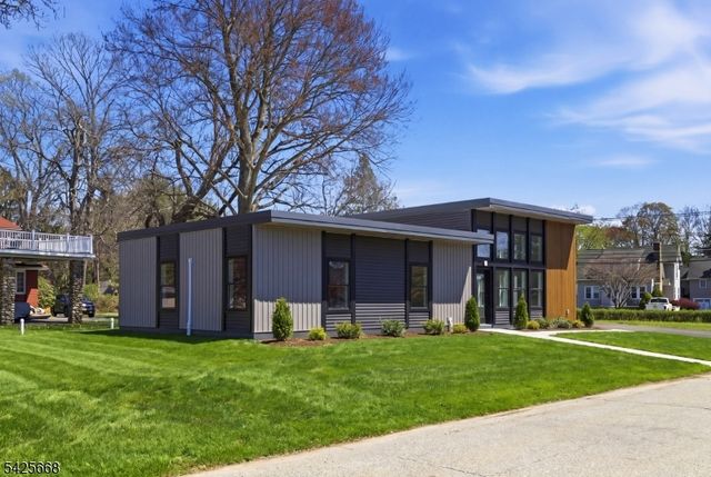 321 Willow Grove St, Hackettstown Town, NJ 07840