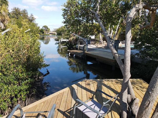 1500 CARSON CIRCLE NE, St Petersburg, FL 33703