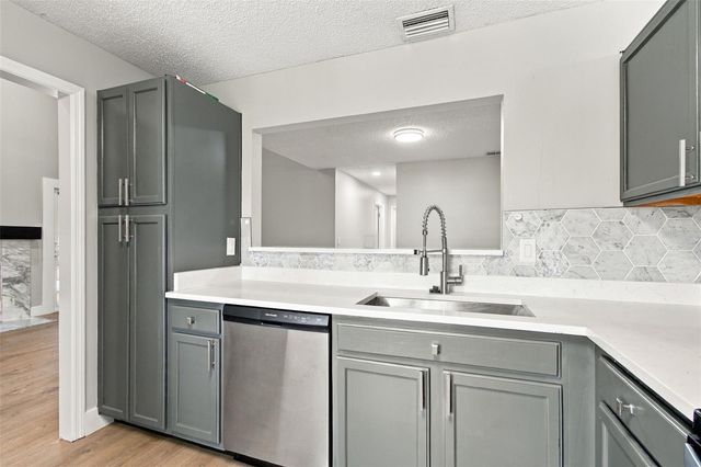 3118 VALLEY OAKS DRIVE, Tampa, FL 33618
