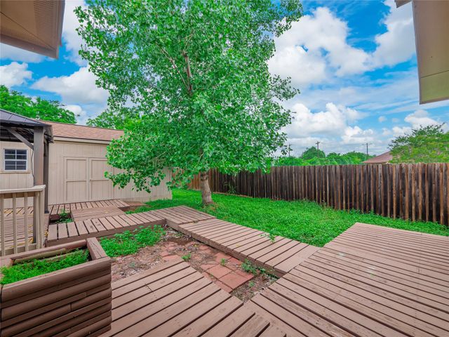 800 Savannah CV, Elgin, TX 78621