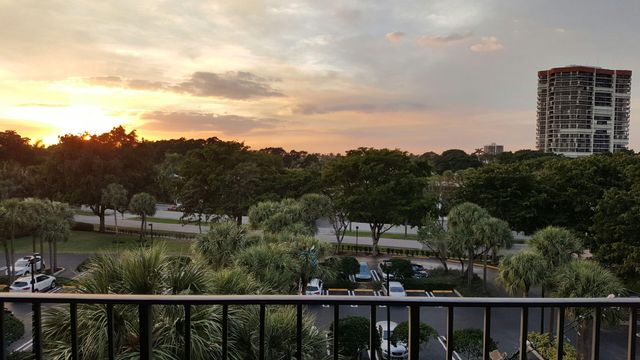 1830 Embassy Drive 506, West Palm Beach, FL 33401