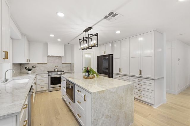 4407 Knightsbridge Boulevard, Sugar Land, TX 77479