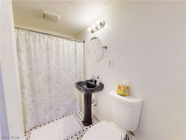13550 Cedar Road, University Heights, OH 44118