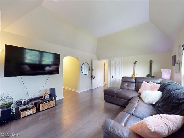 13550 Cedar Road, University Heights, OH 44118