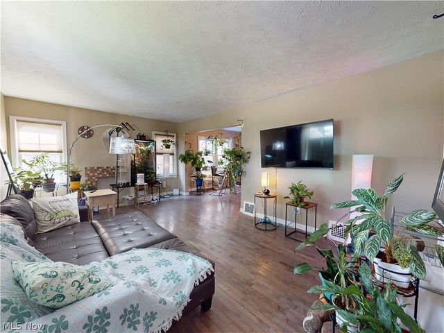 13550 Cedar Road, University Heights, OH 44118