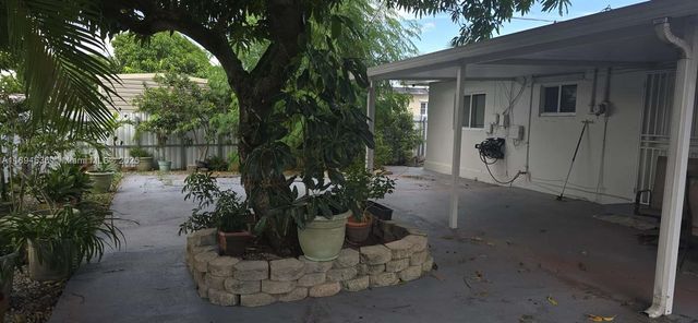 7160 W 10th Ave, Hialeah, FL 33014