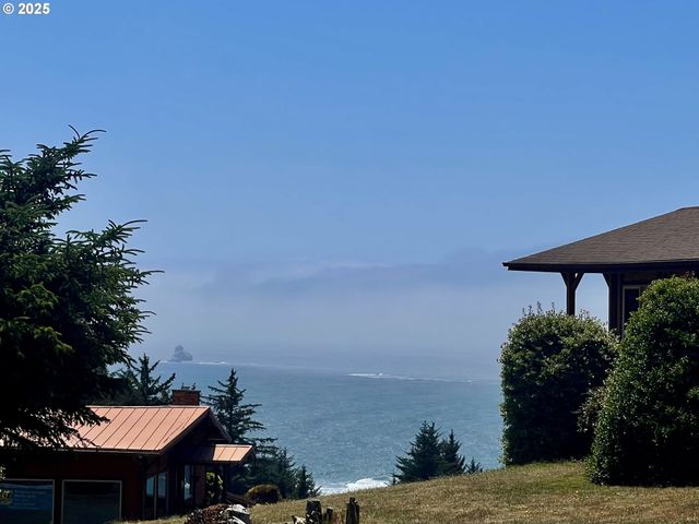 19921 WHALESHEAD Rd T5, Brookings, OR 97415