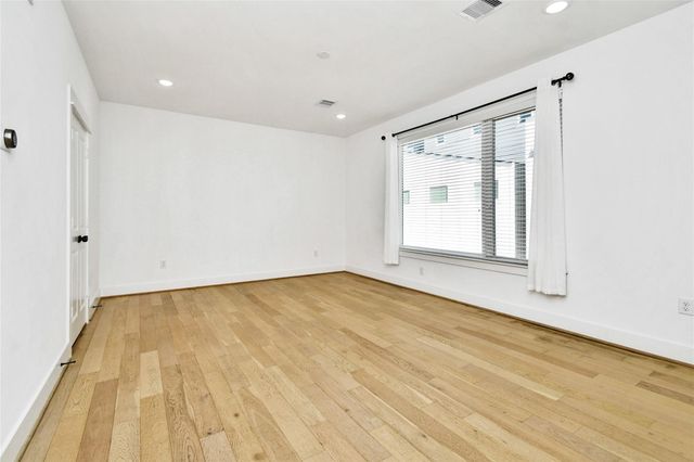 208 N York Street B, Houston, TX 77003