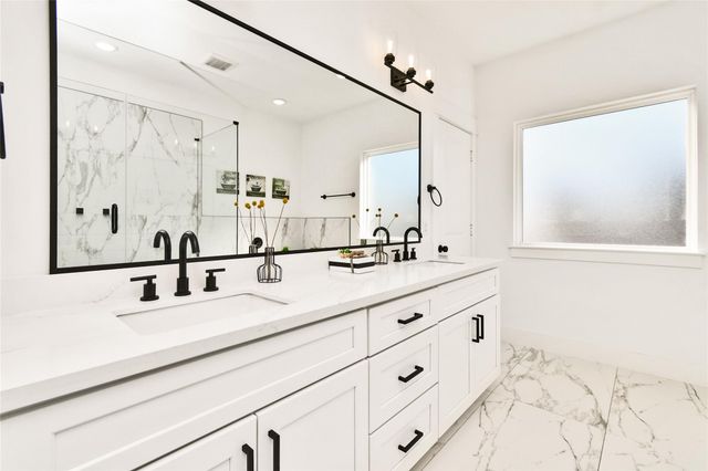 208 N York Street B, Houston, TX 77003