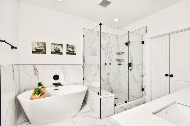 208 N York Street B, Houston, TX 77003