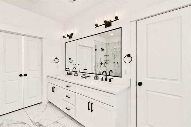 208 N York Street B, Houston, TX 77003