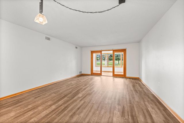 250 Freemont Avenue SE 136, Hutchinson, MN 55350