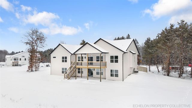 3317 E Sternberg Road, Fruitport, MI 49415