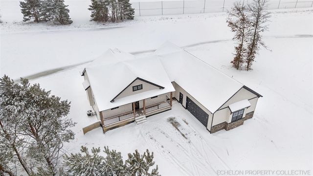 3317 E Sternberg Road, Fruitport, MI 49415