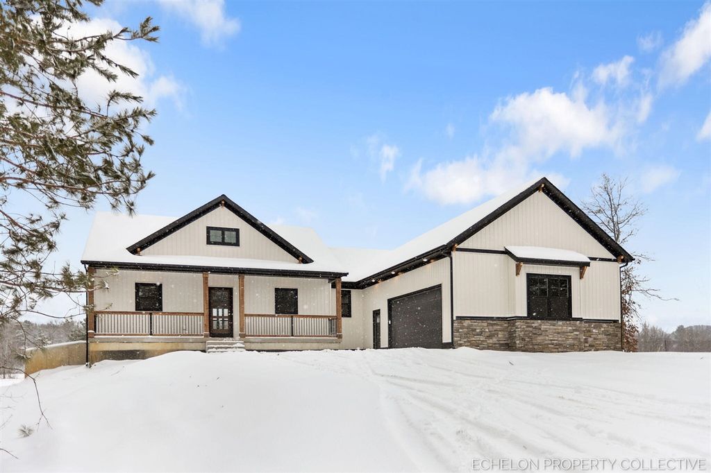 3317 E Sternberg Road, Fruitport, MI 49415