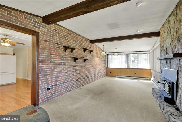 12 MOSER LN, Shoemakersville, PA 19555