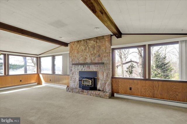 12 MOSER LN, Shoemakersville, PA 19555