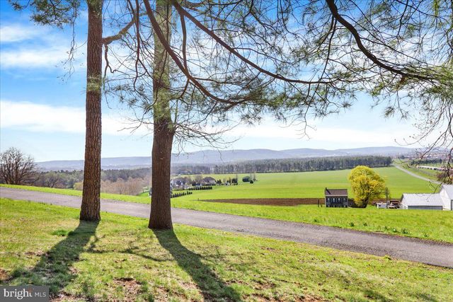 12 MOSER LN, Shoemakersville, PA 19555