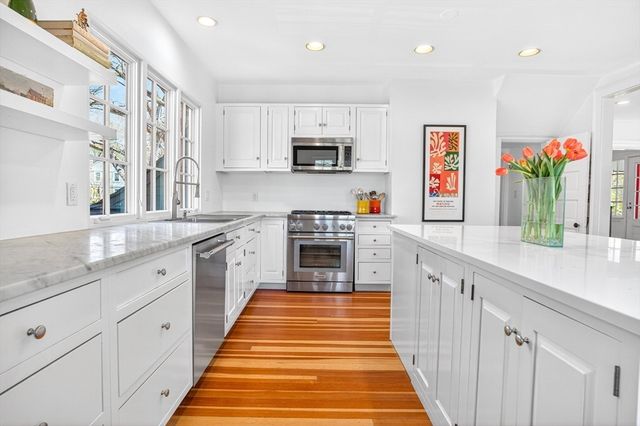 70 Curve St, Wellesley, MA 02482