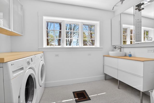 70 Curve St, Wellesley, MA 02482