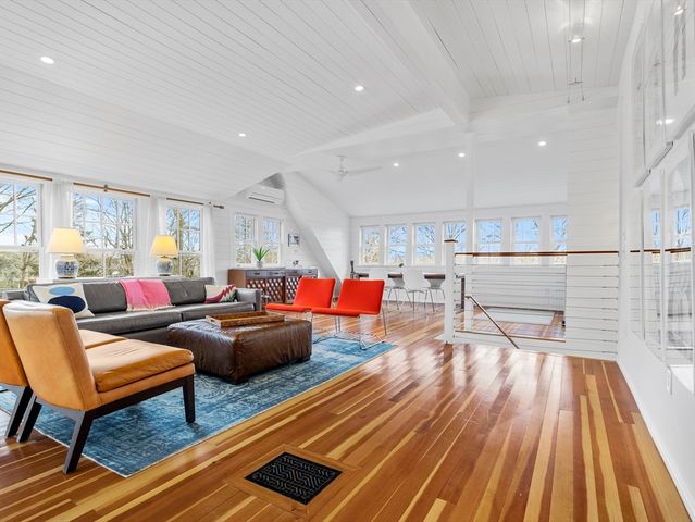 70 Curve St, Wellesley, MA 02482