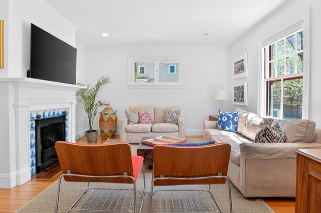 70 Curve St, Wellesley, MA 02482