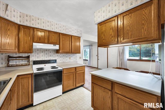 1215 E SYCAMORE Street, Canton, IL 61520