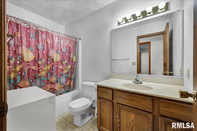 1215 E SYCAMORE Street, Canton, IL 61520