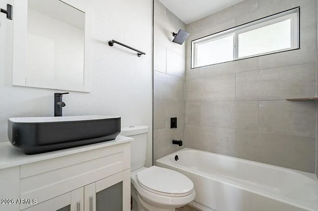 37 E EL PARQUE Drive B, Tempe, AZ 85282