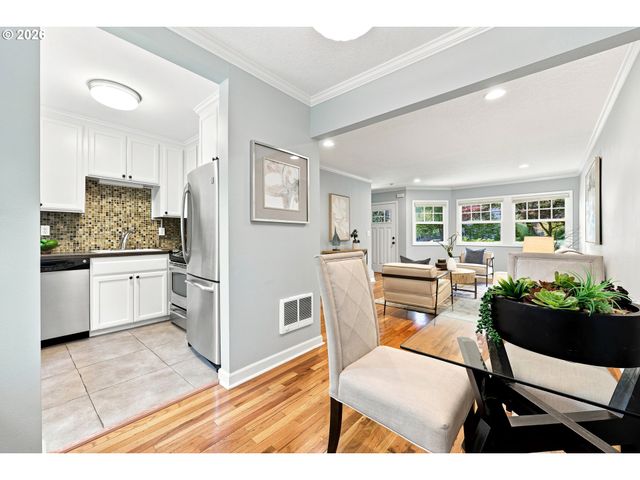 2555 Nw SAVIER St 10, Portland, OR 97210