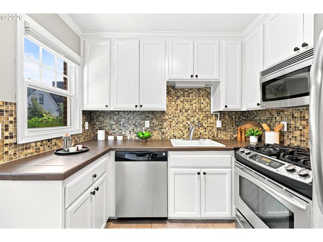 2555 Nw SAVIER St 10, Portland, OR 97210