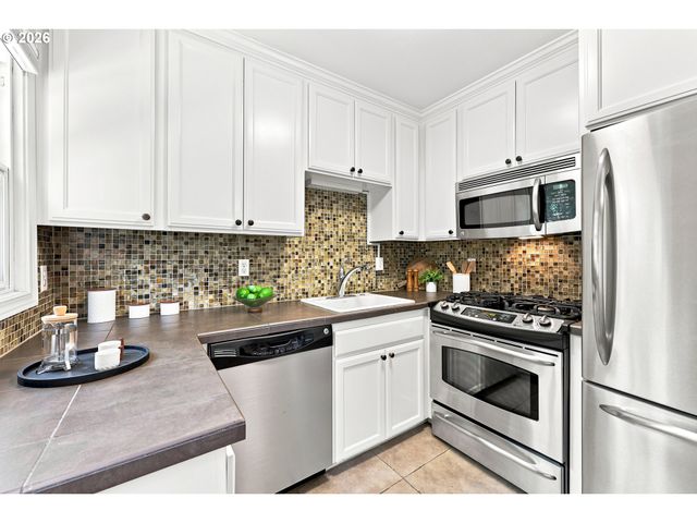 2555 Nw SAVIER St 10, Portland, OR 97210