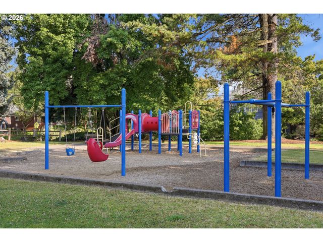 2555 Nw SAVIER St 10, Portland, OR 97210
