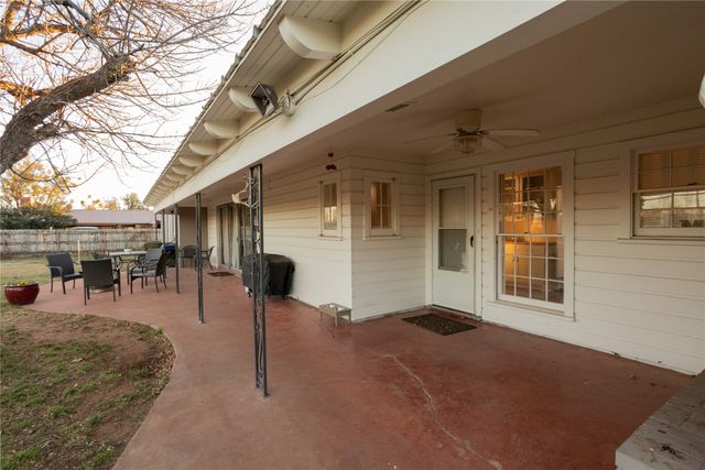 909 Cherry Street, Baird, TX 79504