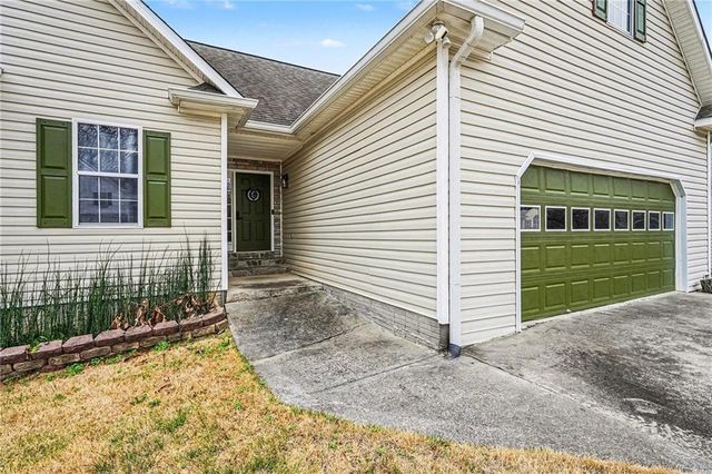 105 Twin Oaks Drive, Calhoun, GA 30701