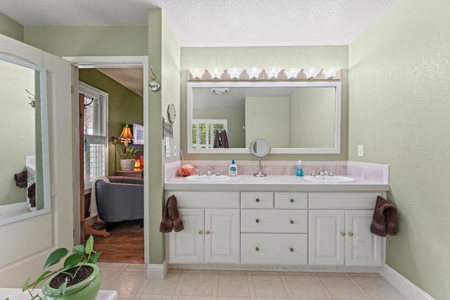 19699 McCourtney Rd, Grass Valley, CA 95949