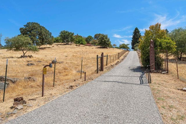19699 McCourtney Rd, Grass Valley, CA 95949