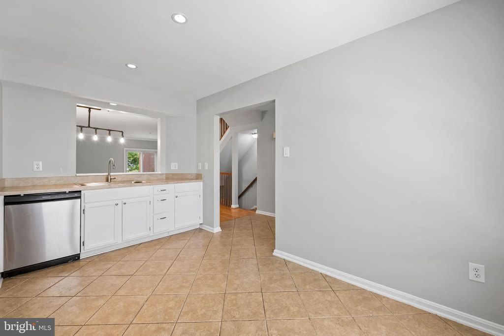 Image 9 of property listing at 6312 HAMPTON PL, Elkridge, MD 21075