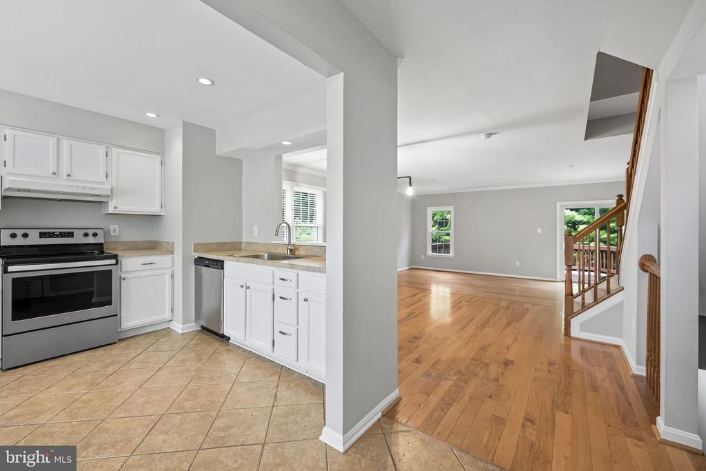 Image 10 of property listing at 6312 HAMPTON PL, Elkridge, MD 21075