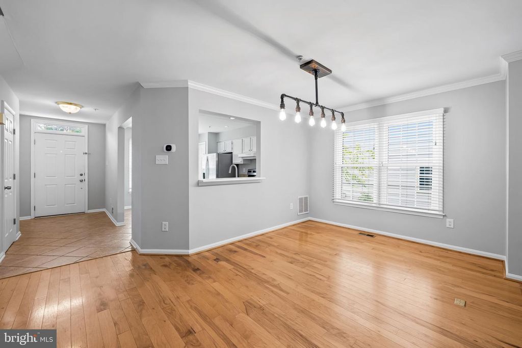 Image 11 of property listing at 6312 HAMPTON PL, Elkridge, MD 21075