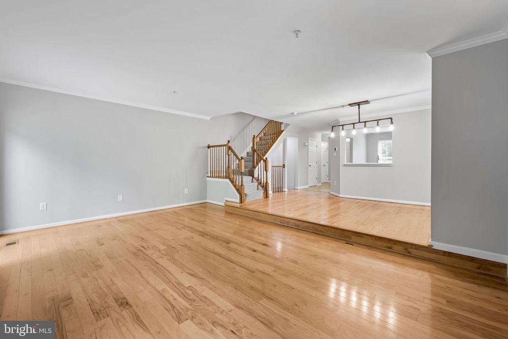 Image 14 of property listing at 6312 HAMPTON PL, Elkridge, MD 21075